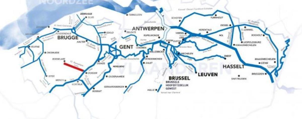 Het kanaal Roeselare-Leie is in het rood gemarkeerd om aan te duiden dat recreatie op het water verboden is door de aanwezigheid van blauwalgen. (gf)