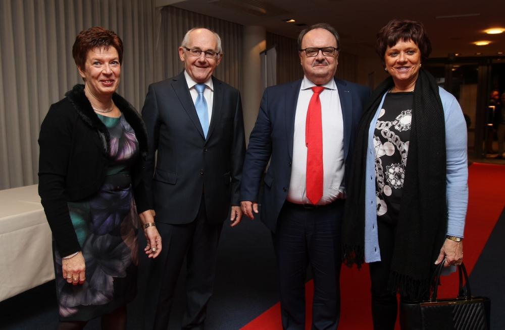 Links afscheidnemend directeur Eddy Brouckaert met zijn echtgenote Martine Degryse, rechts zijn opvolger Stefaan Versmeersch met echtgenote Veerle De Pauw.