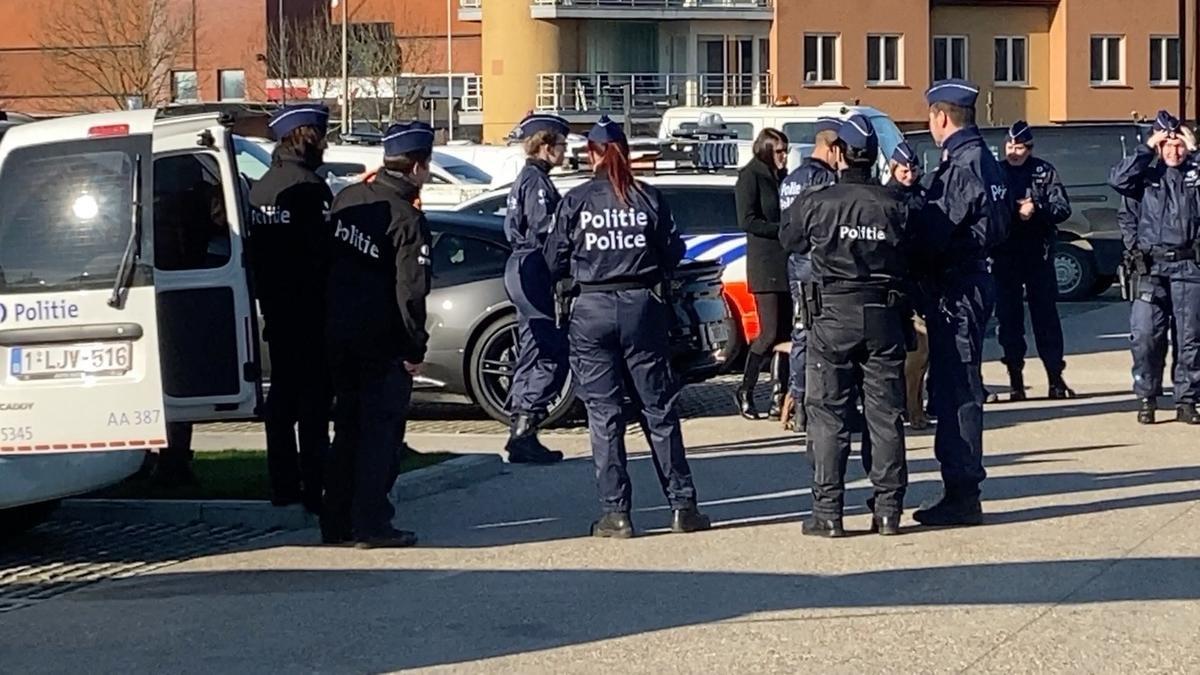 VIDEO - Honderden politiemensen nemen afscheid van honden Drago en Blue