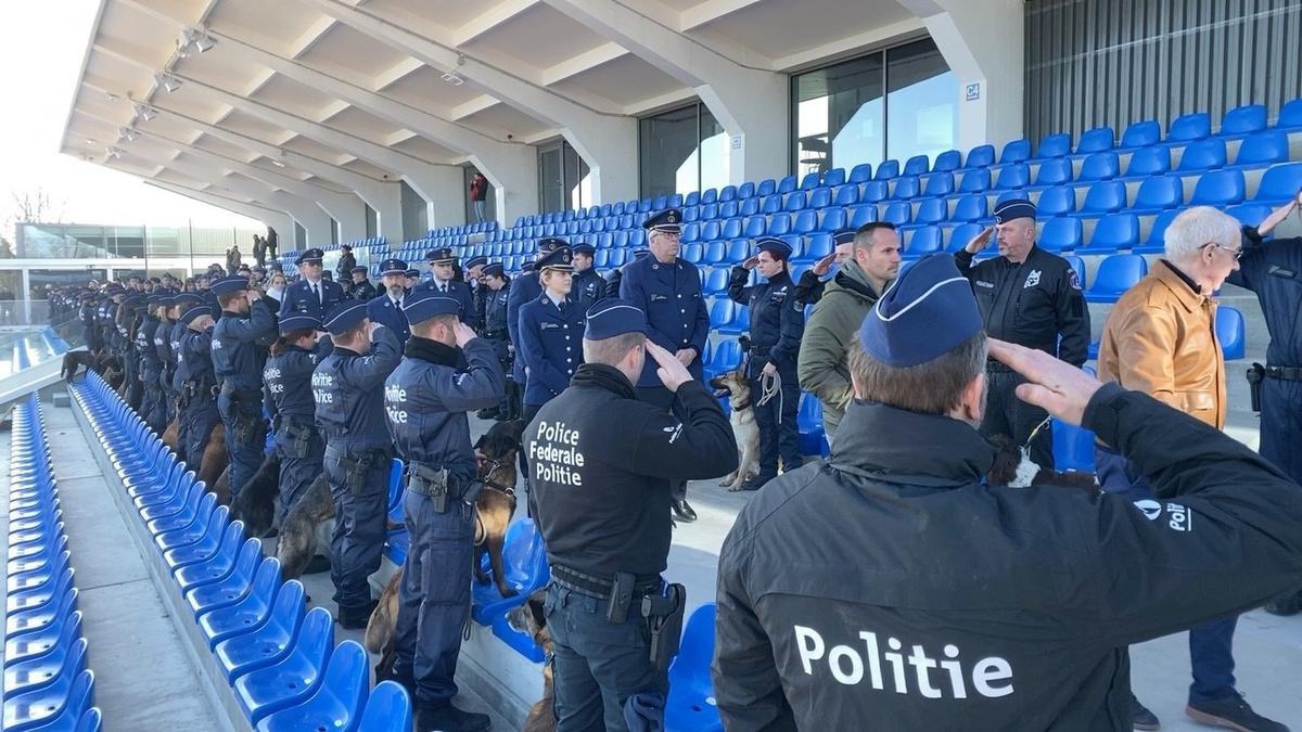 VIDEO - Honderden politiemensen nemen afscheid van honden Drago en Blue