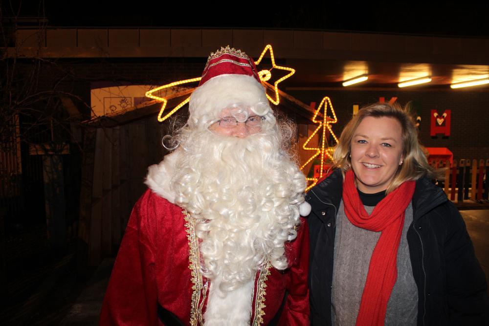 Directeur Kim Deplancke zorgt samen met de kerstman voor een warme ontvangst.