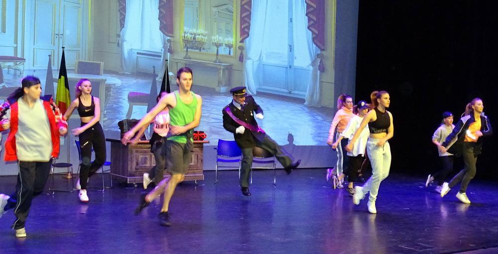 Koning Filip in actie met het ballet van dansschool Severine.