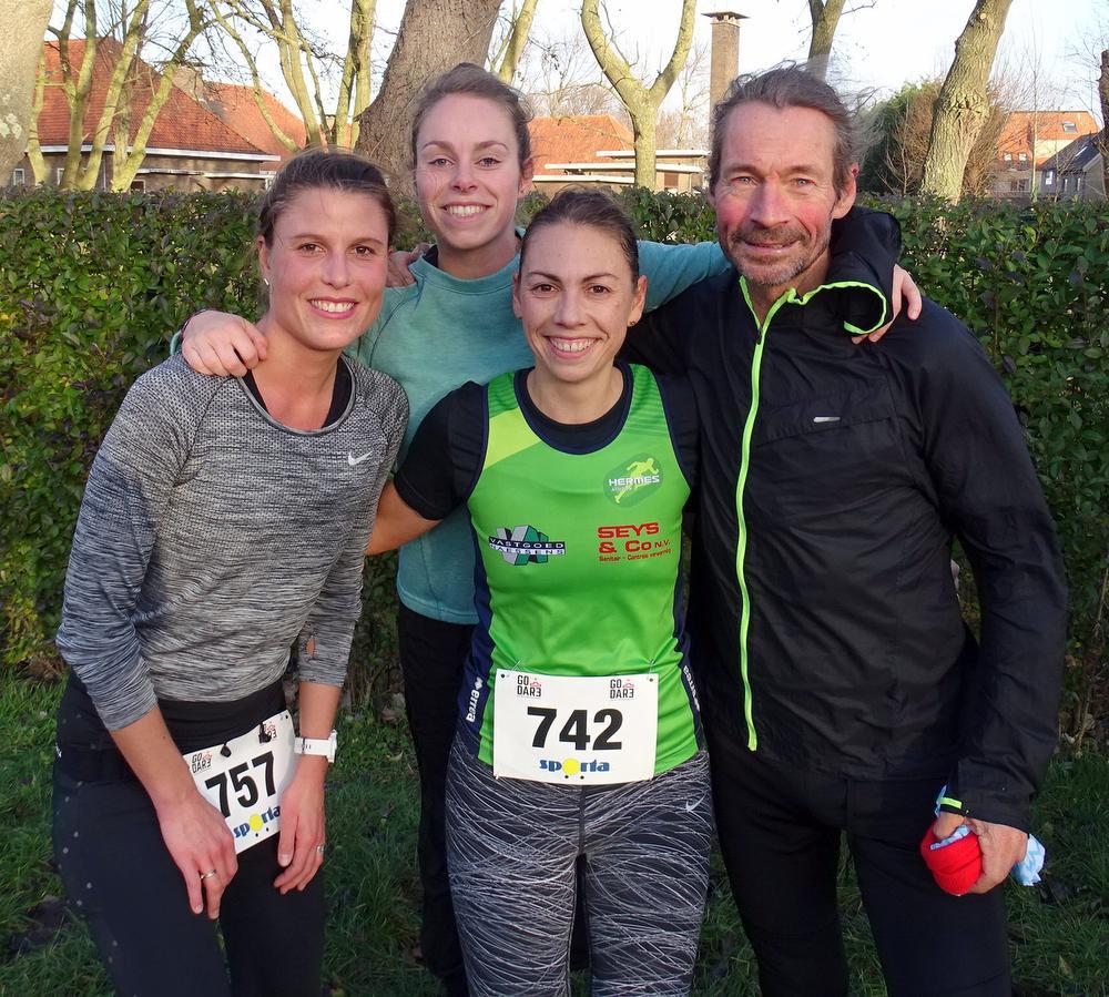 Een fiere Hermes-trainer Michel Wynsberghe met Jelena Pollentier, Maité Maes en Eva Jonckheere