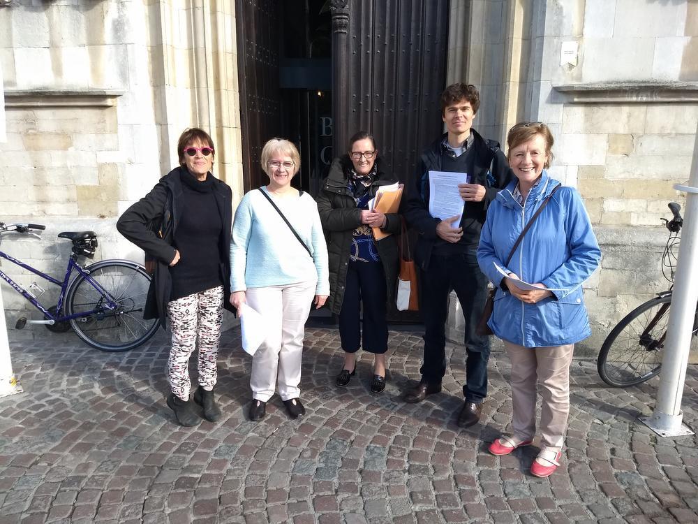 Protest tegen klimaatopwarming en 5 G experiment voor Brugse gemeenteraad