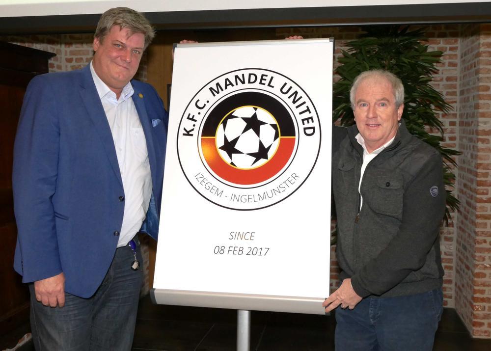 Xavier Van Honsebrouck en KFC Izegem-voorzitter Paul Seynaeve bij de voorstelling van KFC Mandel United.