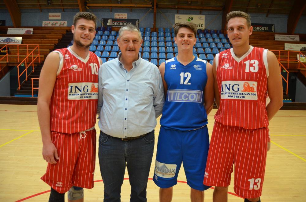 Vier Berquins betrokken bij deze wedstrijd, van links naar rechts: Renzy (Oostkamp), vader Yvan (aan de tafel), Jonas (Gistel Oostende) en Cedric (Oostkamp).