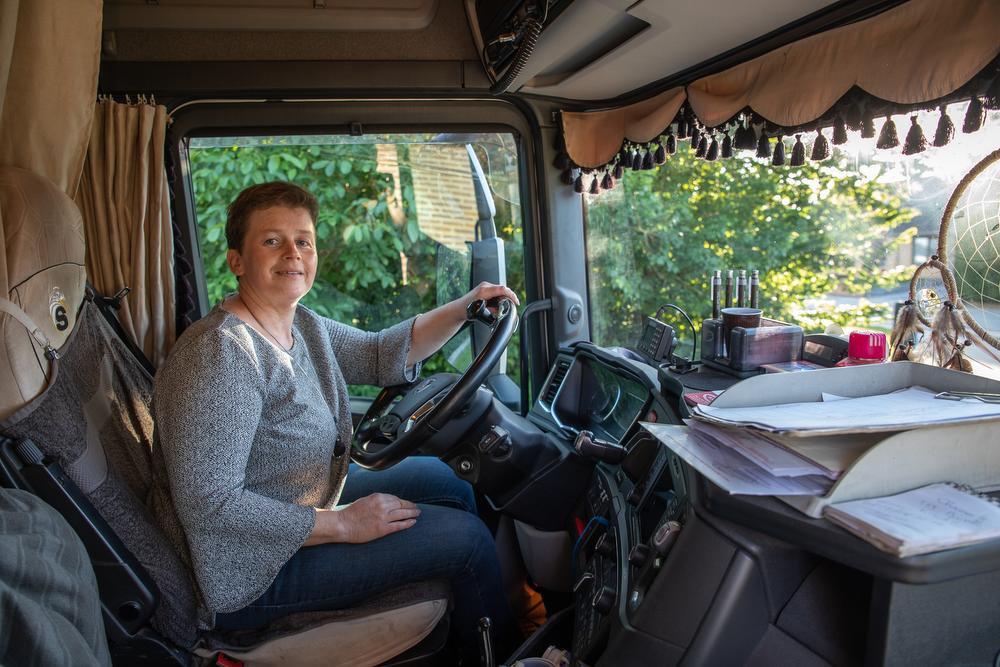 Suzy Colpaert in haar favoriete habitat: de cabine van haar vrachtwagen. Zondag neemt ze deel aan de Truckrun.