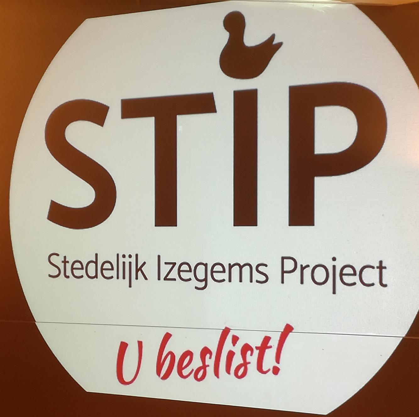 Het logo van STIP, inclusief Izegems Merletje.