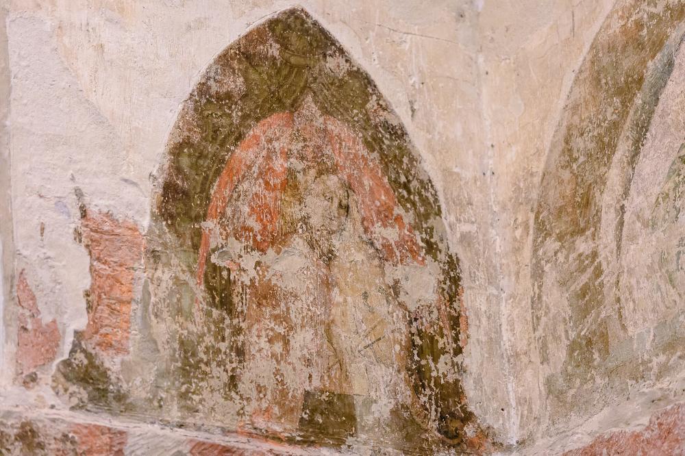 Tijdens de restauratiewerken werden enkele eeuwenoude fresco's blootgelegd.