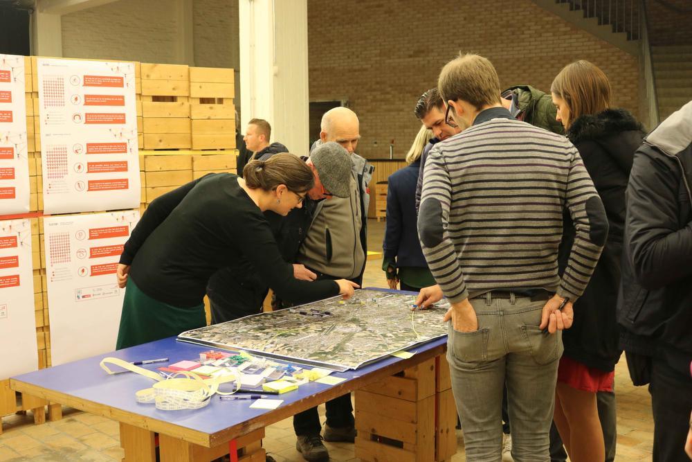Inwoners delen eerste suggesties op dialoogmarkt K-R8 in Budafabriek
