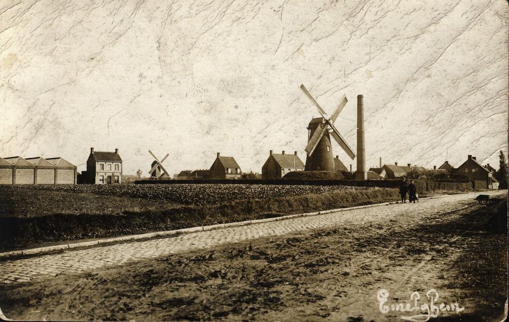 Zicht op de Ardooisestraat met 'Verhulstjens molen' naast de hoge fabrieksschouw. Links in de achtergrond staat de korenwindmolen op de hoek van de Reper- en de Baronstraat. (GF)