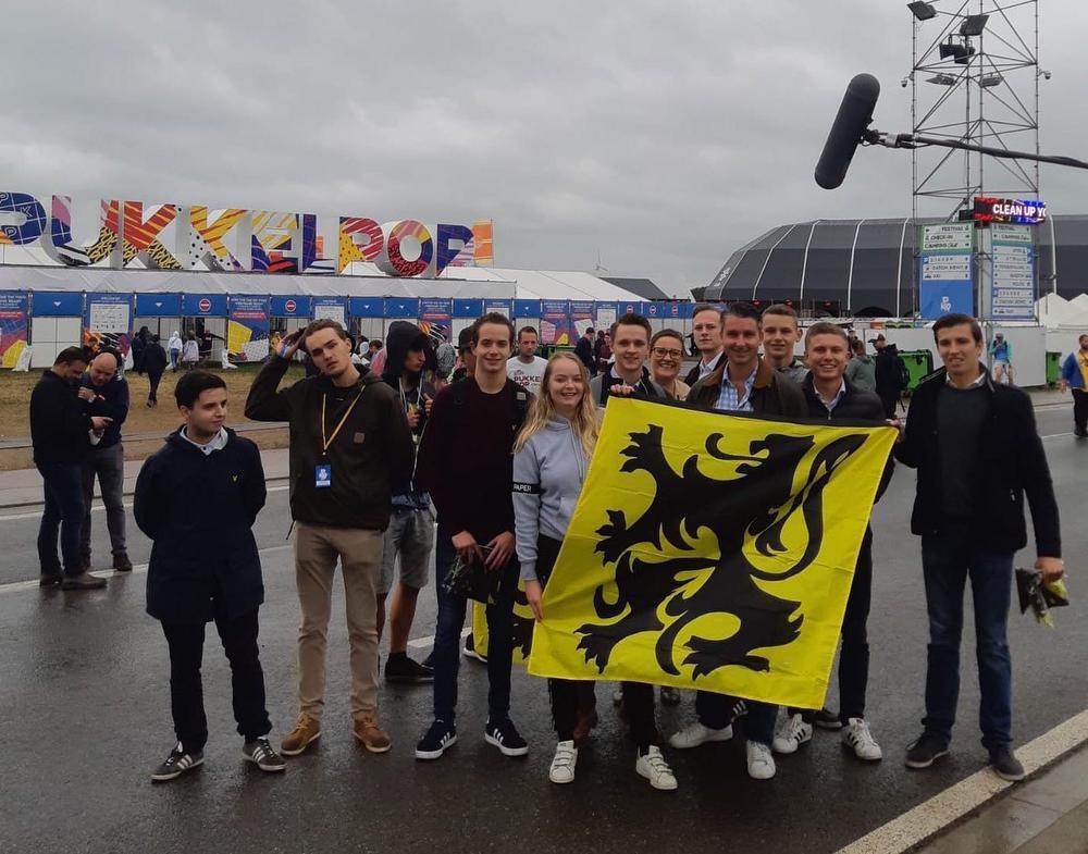 Een delegatie van Vlaams Belang Jongeren deelde na de inbeslagname van de vlaggen een pak Vlaamse strijdvlaggen uit aan de ingang van het festival.