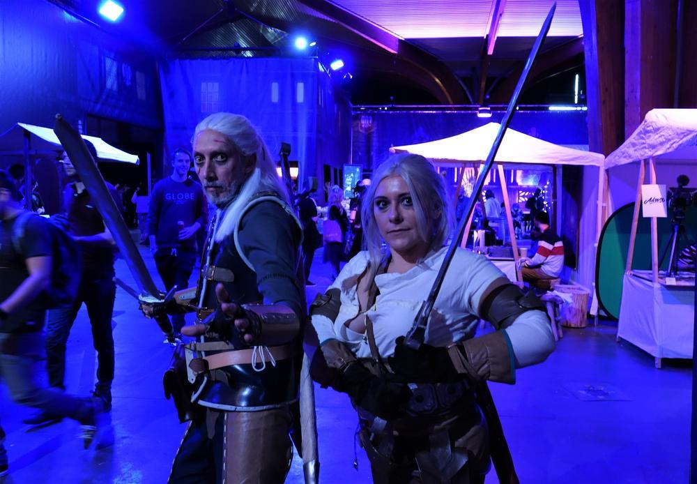 Ilja Faes en zijn vriendin Nathalie Metselaar als Gerrat of Rivia en Ciri uit het populaire spel The Witcher, hun zwaarden blijken gelukkig niet echt te zijn.