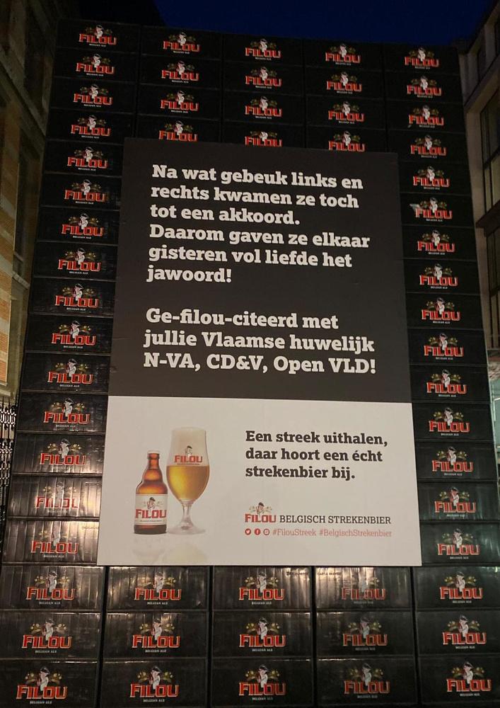 Brouwerij Van Honsebrouck blokkeert ingang Vlaams Parlement met 400 (!) bakken bier