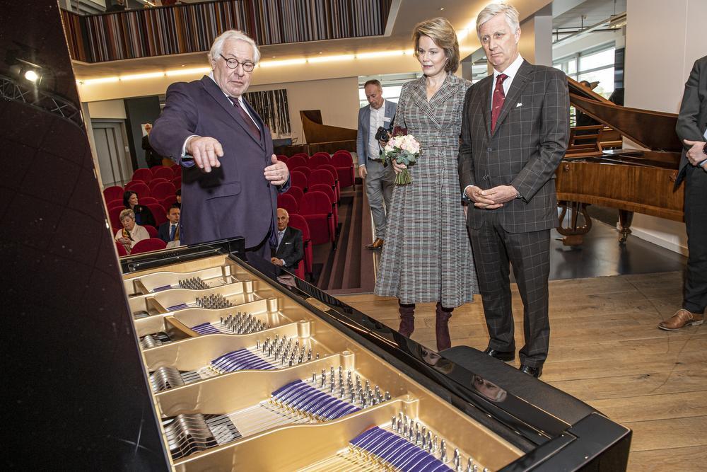 Chris Maene gaf koning Filip en koningin Mathilde een uitgebreide rondleiding bij Piano's Maene