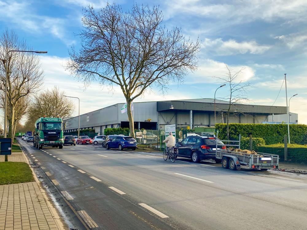 Aan het recyclagepark van Izegem vormt er zich vaak een file. Die kwestie wil Dirk Aelvoet zo snel mogelijke aanpakken. (foto Frank)