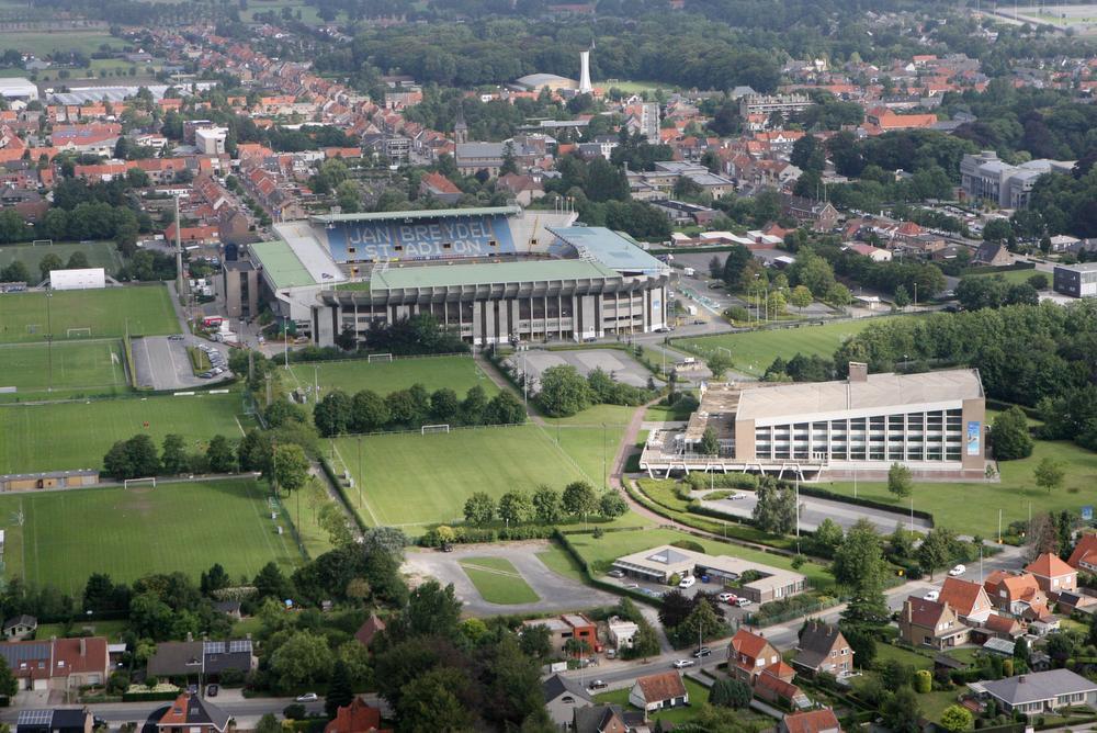 Pal naast het huidige Jan Breydelstadion moet de nieuwe voetbaltempel gebouwd worden.