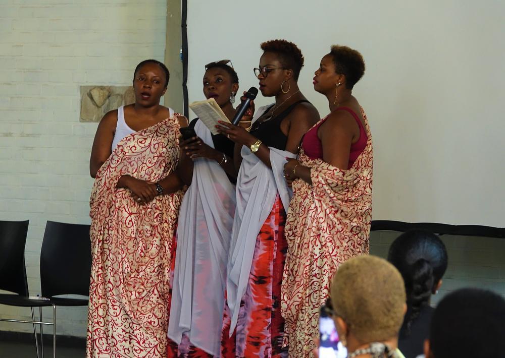 Enkele vrouwen uit de familie brachten een lied voor Norbert in het Swahili.