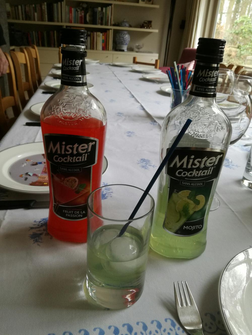 Alcoholvrije cocktails van Mister Cocktail: sans alcool maar vermoedelijk wel met alle chemische E-nummers die er bestaan.