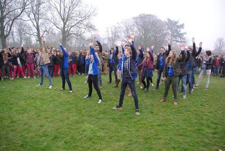 Leerlingen van De Bron koppelen eclips aan collectief dansje op 'Euphoria'