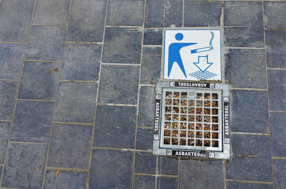 In totaal werden 30 nieuwe peukentegels voorzien, zoals hier aan het stadhuis.