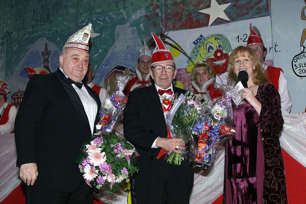 Een beeld uit 2005, toen Gaston Ameye als erevoorzitter gehuldigd werd tijdens het carnavalsfeest van de Orde van de Drie Sleutels. Naast hem prijken André Wittevrongel en Micha Marah.
