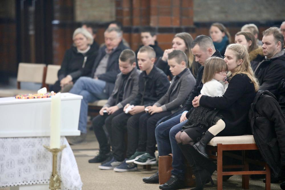 Familieleden en vrienden namen woensdagmorgen in de Sint-Janskerk afscheid van de kleine Mylana De Groote. Haar ouders en broers en zusje zaten vooraan in de kerk.
