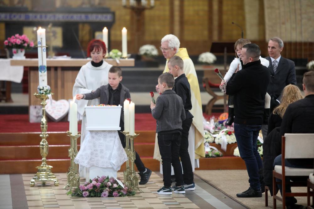 Afgeladen volle Sint-Janskerk neemt emotioneel afscheid van kleine Mylana (2)