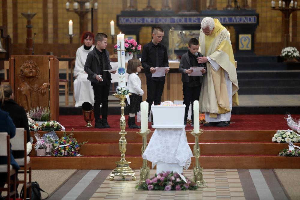 Haar broertjes Kynji, Keandro en Iliano lazen een afscheidstekstje voor.