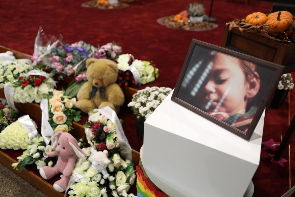 Afgeladen volle Sint-Janskerk neemt emotioneel afscheid van kleine Mylana (2)