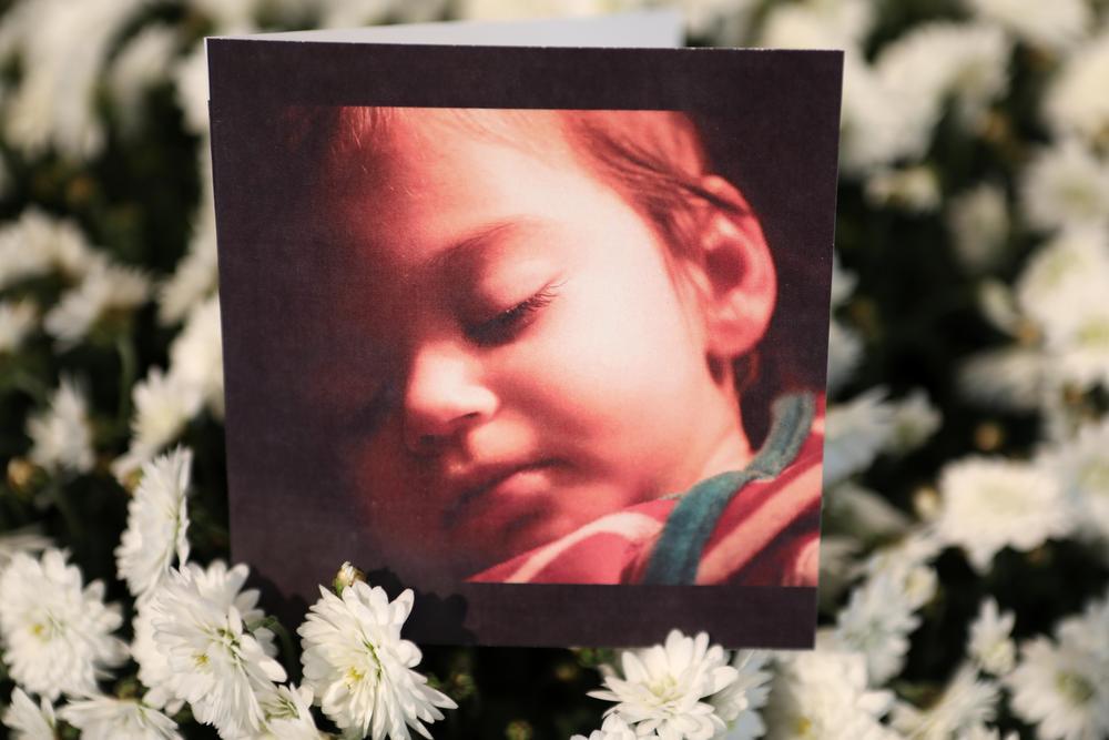 Afgeladen volle Sint-Janskerk neemt emotioneel afscheid van kleine Mylana (2)