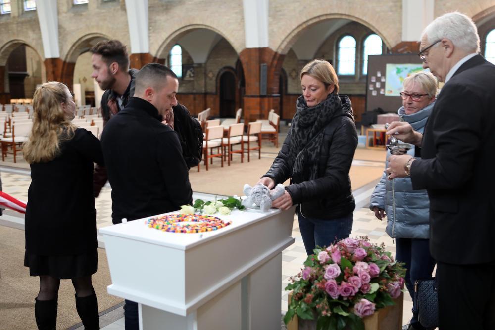 Afgeladen volle Sint-Janskerk neemt emotioneel afscheid van kleine Mylana (2)