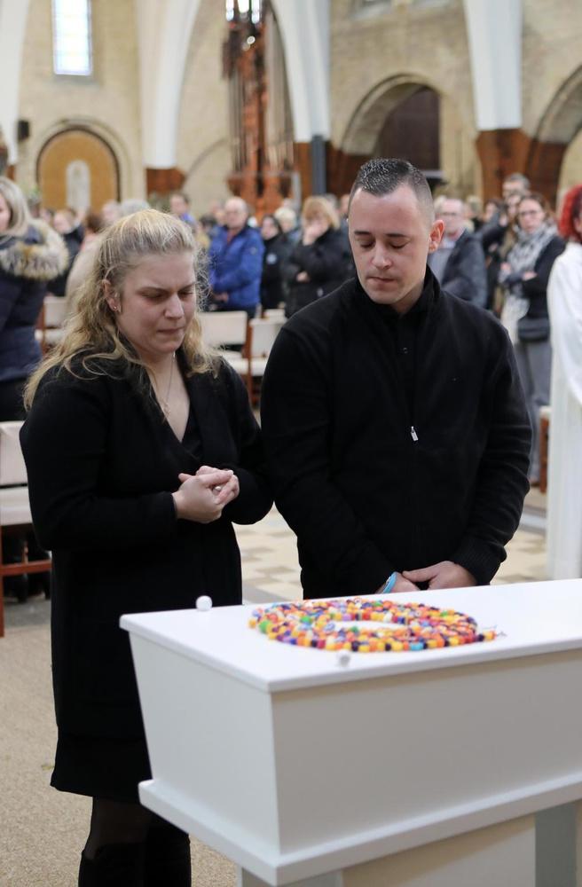 Afgeladen volle Sint-Janskerk neemt emotioneel afscheid van kleine Mylana (2)