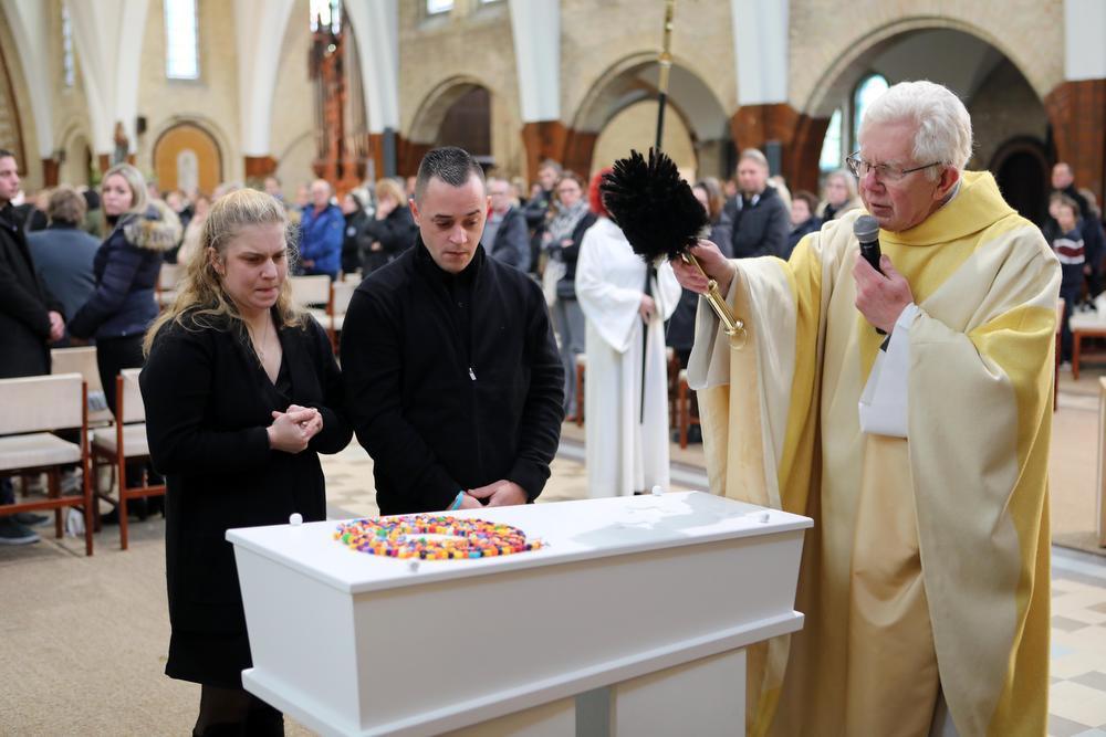 De ouders namen ingetogen afscheid van hun oogappel.