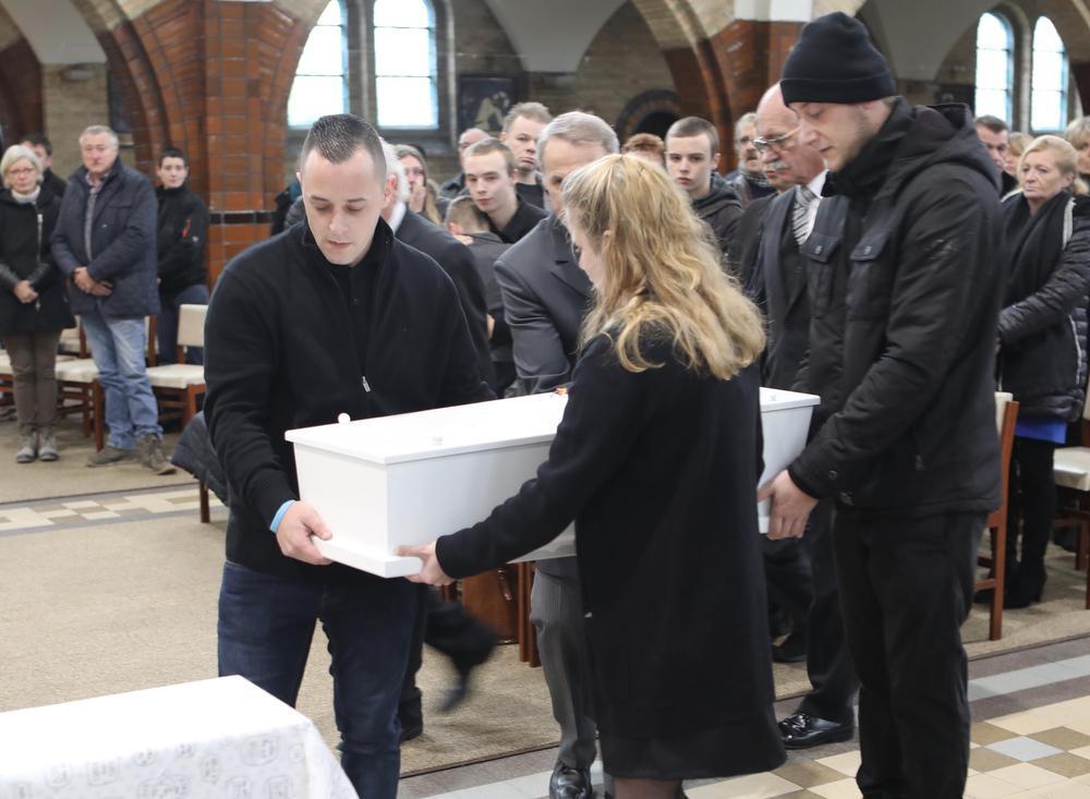 Afgeladen volle Sint-Janskerk neemt emotioneel afscheid van kleine Mylana (2)