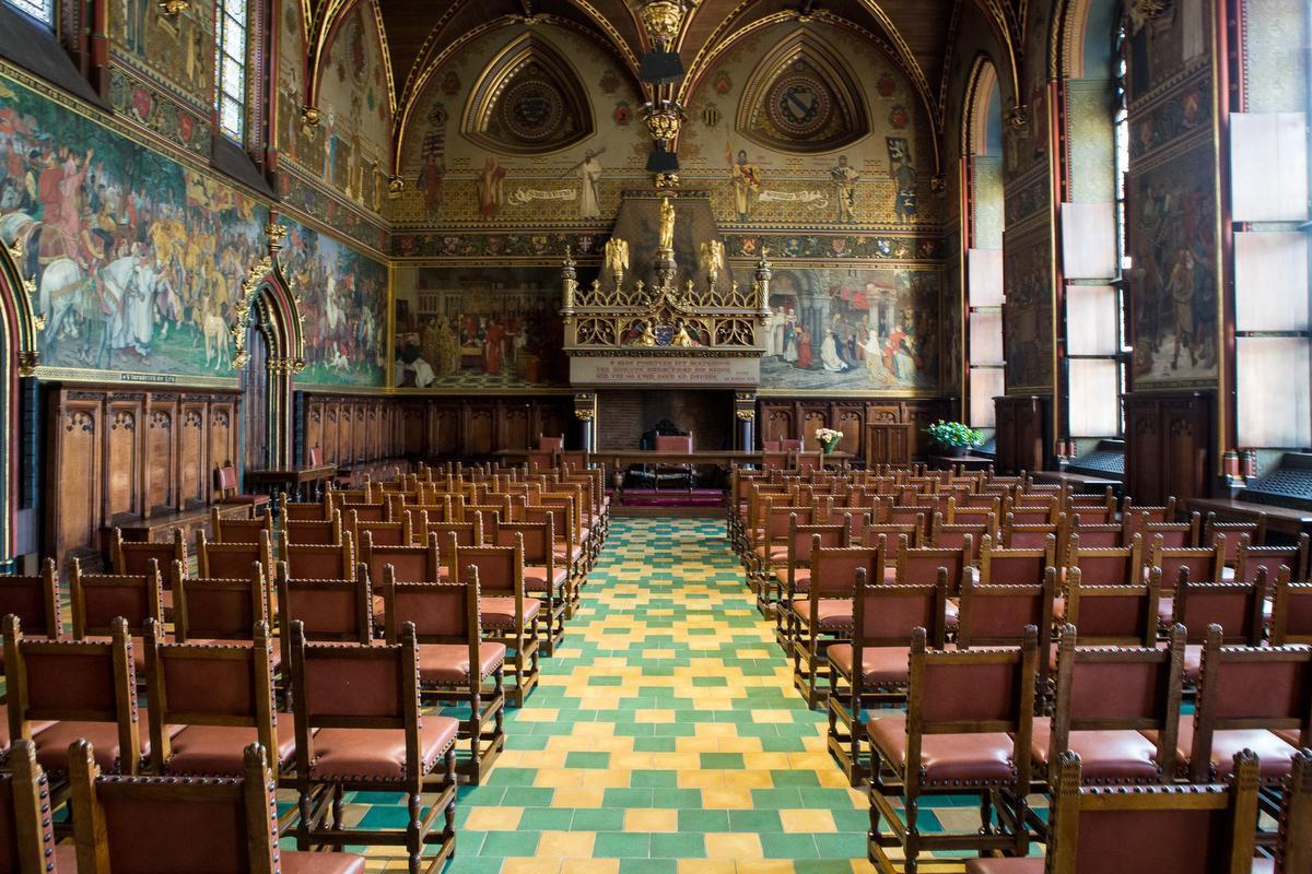 Een lege gotische zaal van het Brugse stadhuis tijdens de gemeenteraad omwile van de coronacrisis (Foto Davy Coghe)