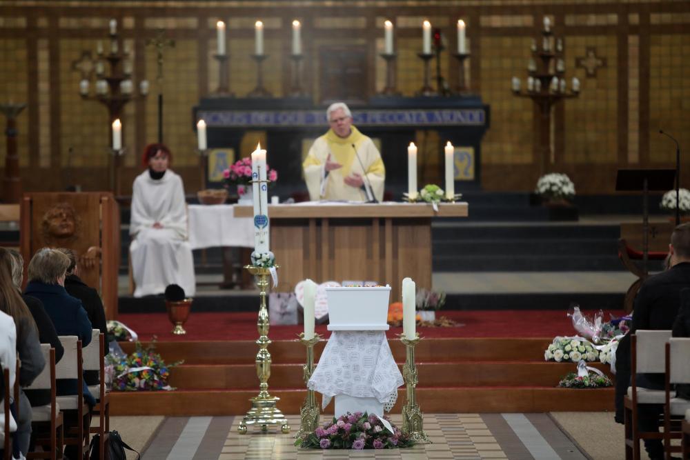 Afgeladen volle Sint-Janskerk neemt emotioneel afscheid van kleine Mylana (2)