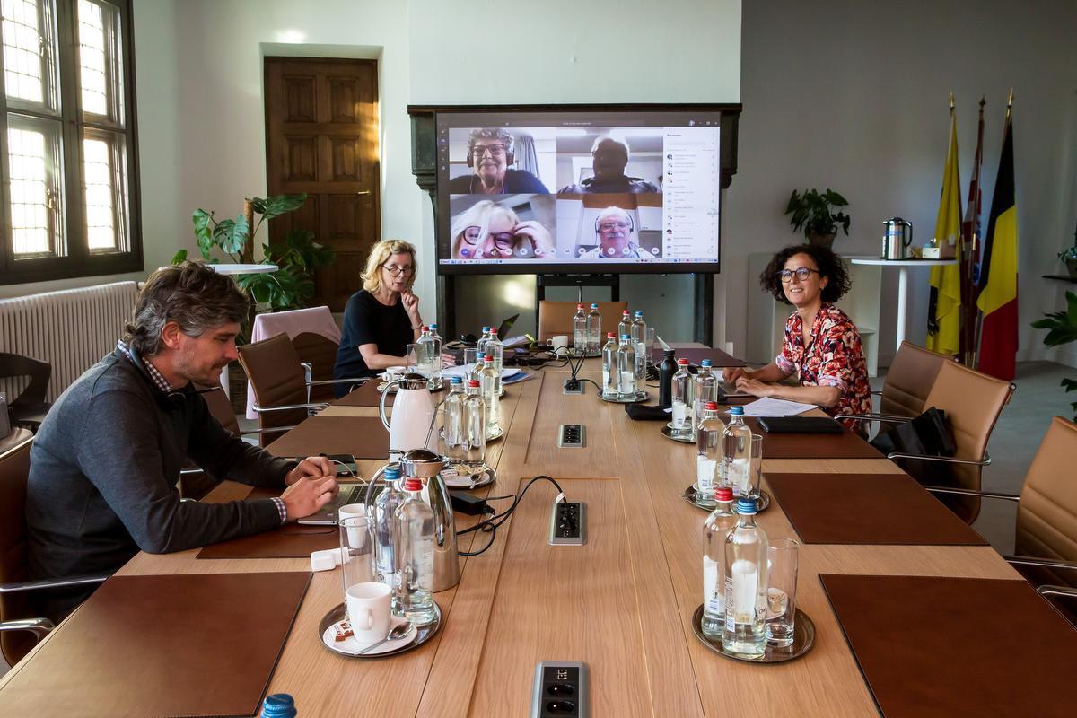 Algemeen directeur Colin Beheydt en voorzitter Annick Lambrecht samen met Kathleen De Grande van de Secretarie: de enigen in het stadhuis tijdens de virtuele raadszitting. (Foto Davy Coghe)