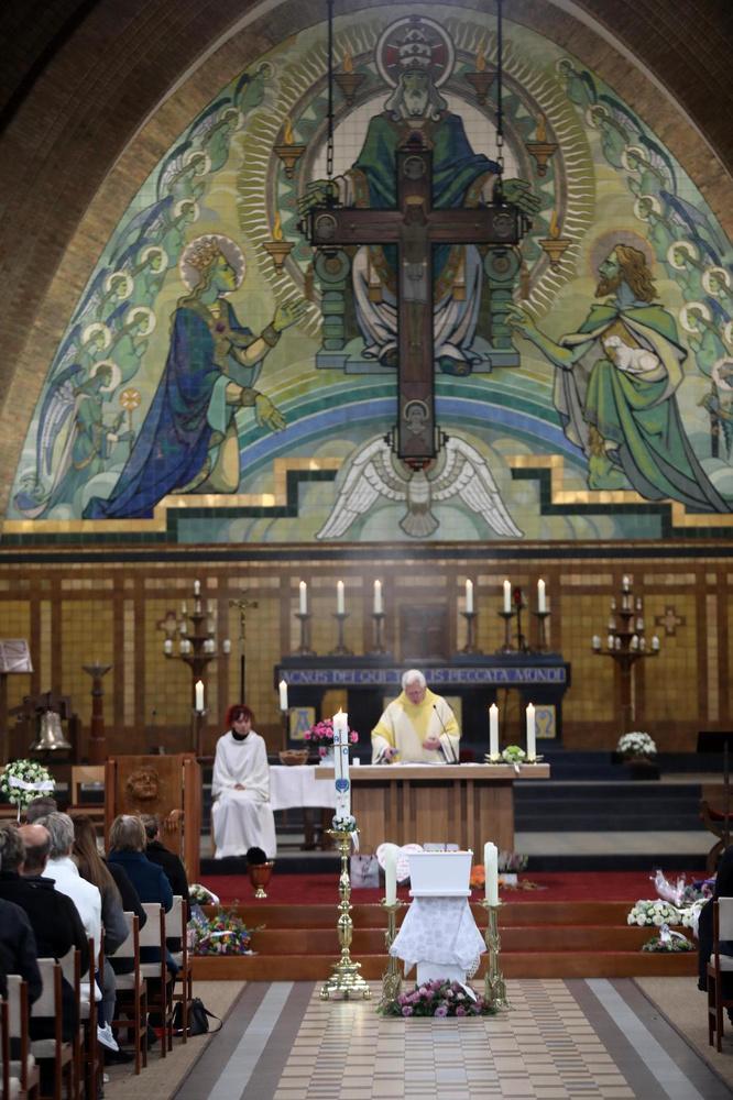 Afgeladen volle Sint-Janskerk neemt emotioneel afscheid van kleine Mylana (2)