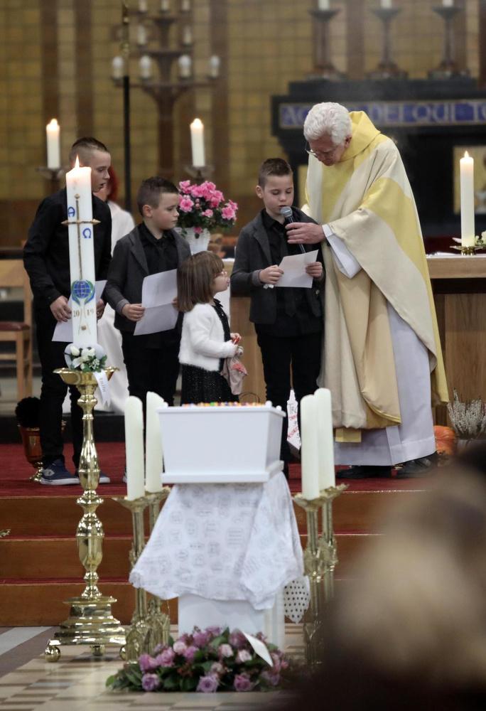 Afgeladen volle Sint-Janskerk neemt emotioneel afscheid van kleine Mylana (2)