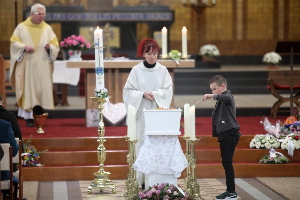 Afgeladen volle Sint-Janskerk neemt emotioneel afscheid van kleine Mylana (2)