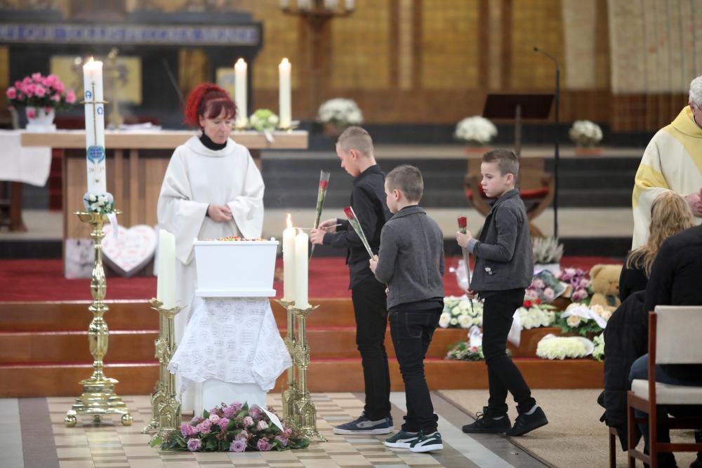 Afgeladen volle Sint-Janskerk neemt emotioneel afscheid van kleine Mylana (2)