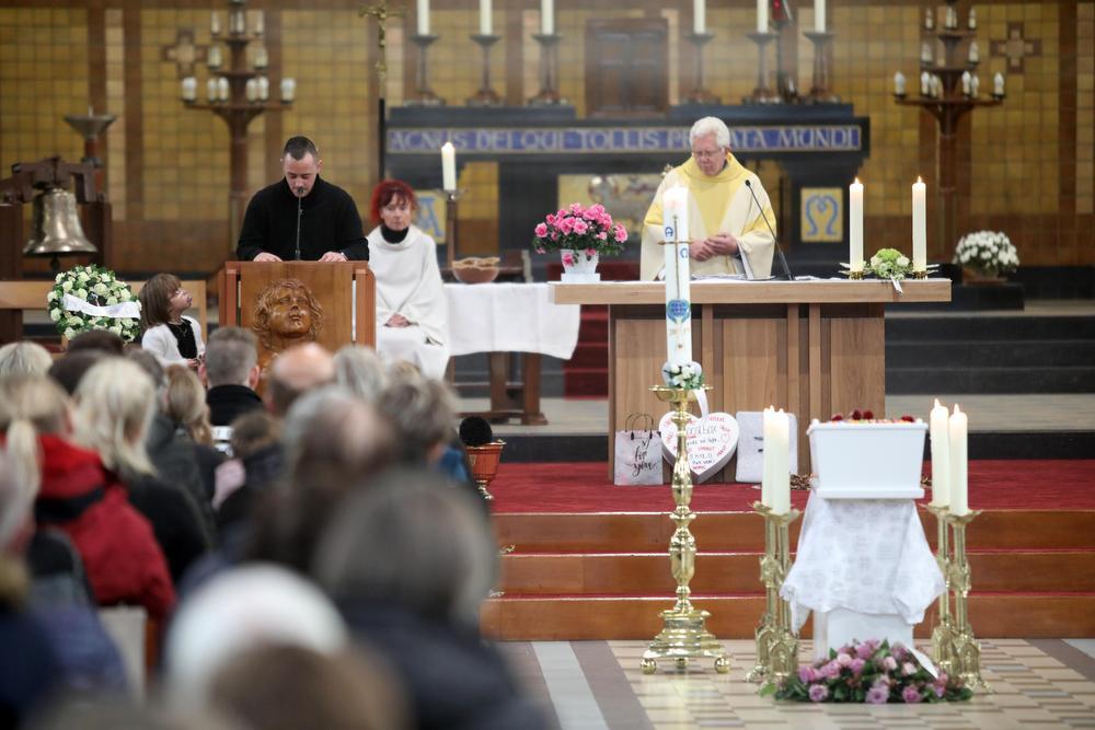 Afgeladen volle Sint-Janskerk neemt emotioneel afscheid van kleine Mylana (2)
