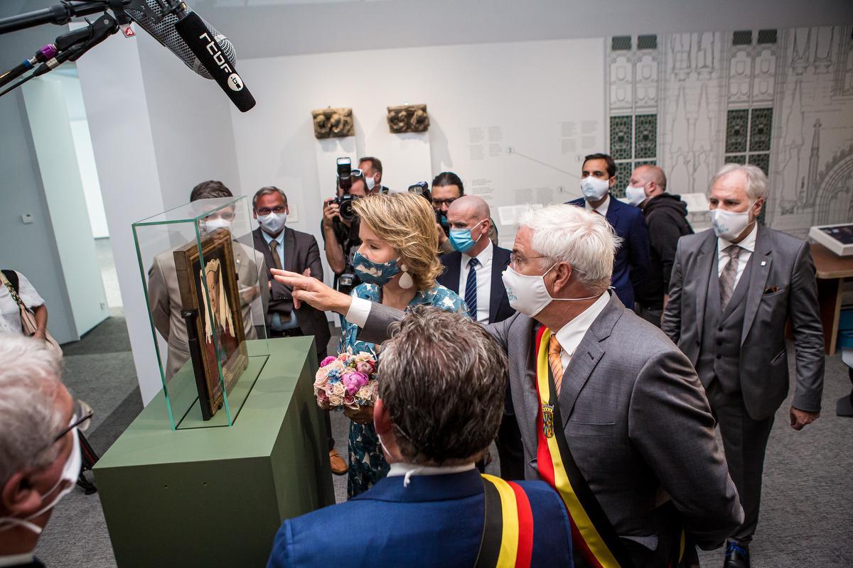 Koningin Mathilde op bezoek in Brugge met modieus mondmasker