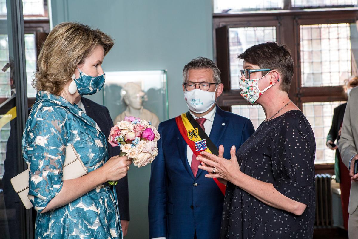 Koningin Mathilde op bezoek in Brugge met modieus mondmasker