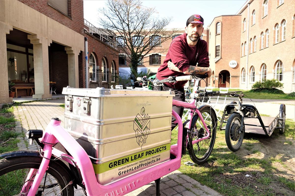 Kevin Labeeuw is de zaakvoerder van Green Leaf Projects, de eerste fietswinkel in West-Vlaanderen waar enkel bakfietsen of cargofietsen verkocht en hersteld worden.