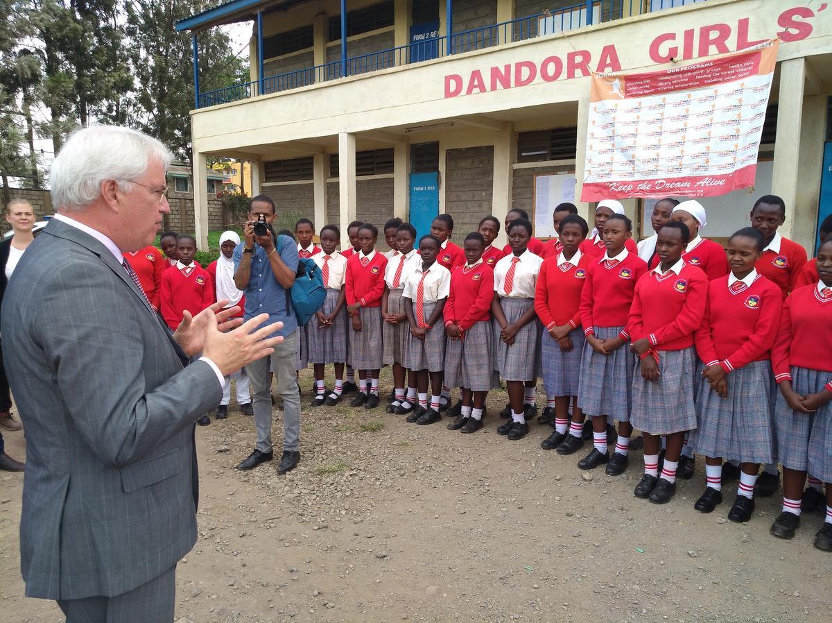 Gouverneur Carl Decaluwé in een meisjesschool in Kenia. (foto gf)