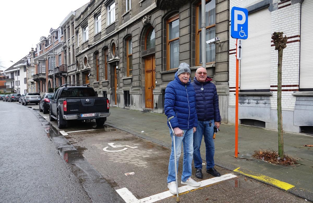 Marc en zijn man Marnix klagen de parkeersituatie in het station al aan sinds augustus 2019.