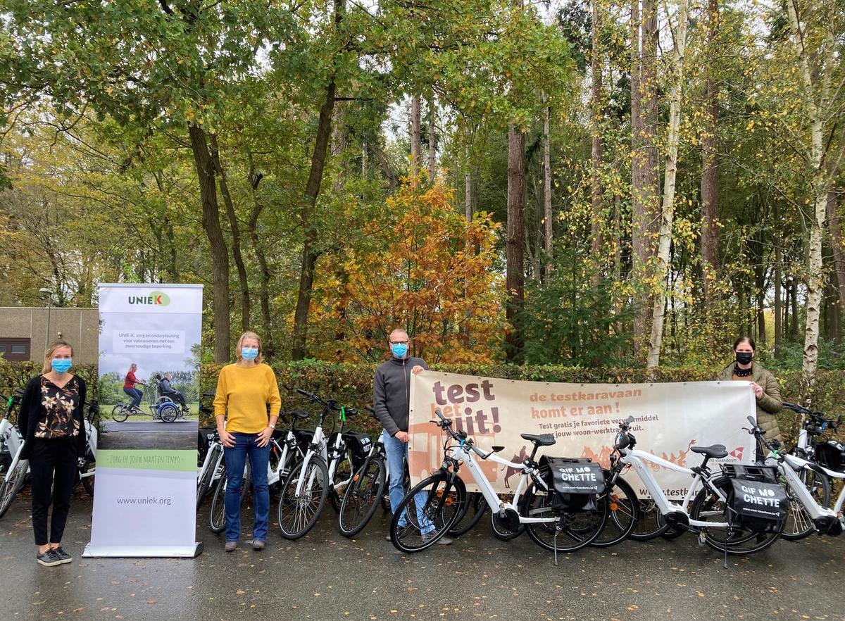 Lies Dias, Jolien Devroe en Hans Martens (projectcoördinatoren van de fietsactie van UNIE-K) en Katrien Vancraeynest (Testkaravaan - Provincie West-Vlaanderen). (foto gf)