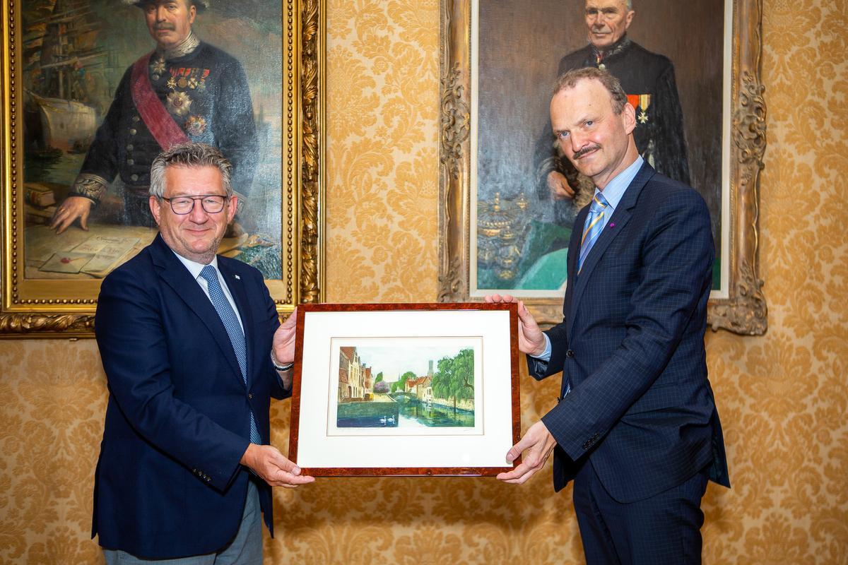 Rector Jörg Monar kreeg een aquarel van burgemeester Dirk De fauw. (Foto Tom Brinckman)